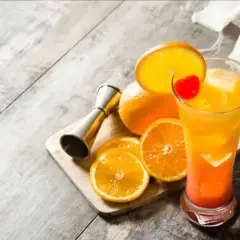 Kolorowy drink Tequila Sunrise, pomarańcze i miarka barmańska. Idealny przepis na lato!