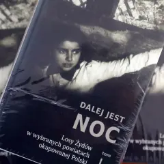 Okładka książki "Dalej jest noc. Losy Żydów w wybranych powiatach okupowanej Polski" z portretem dziecka.