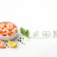 Miseczka krewetek, cytryna, rukola i przyprawy. Zdrowa dieta, niskie krewetki kcal.
