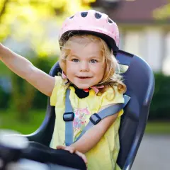 Fizjoterapeuta radzi: Od kiedy dziecko w foteliku rowerowym?
