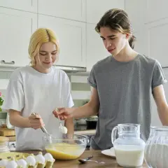 180 g cukru bez wagi? Sprawdź, ile to szklanek i łyżek!