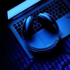 Słuchawki na laptopie w niebieskim świetle. Idealne do nauki, jak śpiewać wysoko, ćwicząc w nocy.