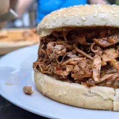 Saftiges pulled pork, frisch aus dem Backofen, auf einem Sesambrötchen. Ein Genuss für jeden BBQ-Fan!