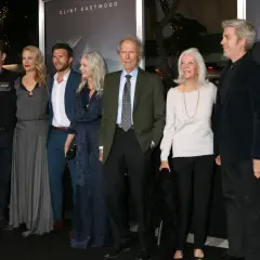 Clint Eastwood och hans familj samlade vid en premiär. En stjärnspäckad kväll, som en scen från en westernfilm.