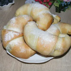 Brzoskwiniowe rogaliki z kremem mascarpone