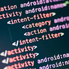 Fragment kodu XML, który może pomóc zrozumieć, jak otworzyć plik XML. Widać tagi <activity>, <intent-filter> i <category>.