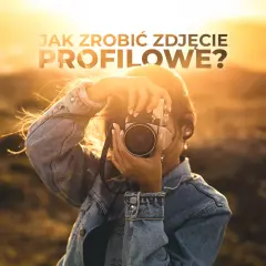 Kobieta w dżinsowej kurtce robi zdjęcie aparatem na tle zachodzącego słońca.