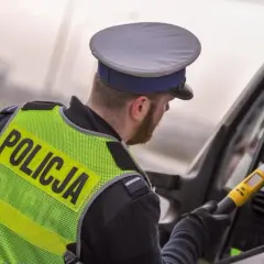 Czy policja może badać alkomatem w domu? Sprawdź swoje prawa