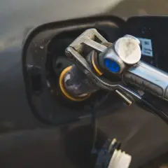 Ugello di rifornimento GPL inserito nel serbatoio di un'auto diesel. Possibili problemi con impianto gpl su diesel.