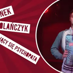 Janek Wolańczyk, stand up komik, w swoim występie "Jąkający się psychopata".