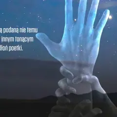 Dwie dłonie trzymające się na tle nocnego nieba pełnego gwiazd.
