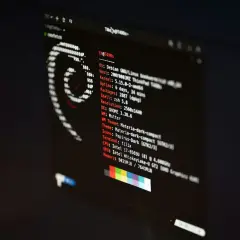 Na ekranie widać terminal z informacjami o systemie. Jaki Linux? To Debian GNU/Linux, z jądrem 5.15.0-2, GNOME 3.38.6 i jądrem zsh 5.8.