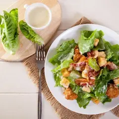 Sałatka Cezar: Ile kalorii? Sekrety wersji fit i restauracyjnej