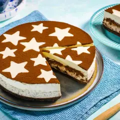Cheesecake con decorazione a stelle e cacao, un dolce che ricorda la magia dei Pan di Stelle.
