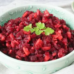 Rote Bete Salat mit Apfelstücken, garniert mit Petersilie. Ein leichter und gesunder Genuss, perfekt für Weight Watchers.