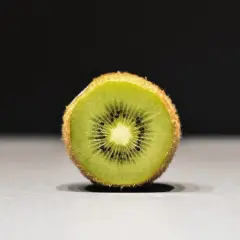 Połówka kiwi, idealna na keto, z widocznymi czarnymi pestkami i zielonym miąższem.