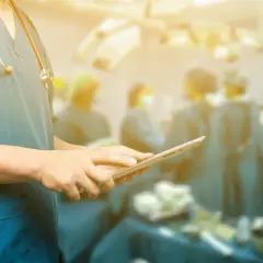 Medico con stetoscopio e tablet in sala operatoria. In caso di errori medici a chi rivolgersi per assistenza.