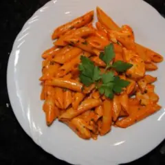 Prosty przepis na penne pollo – makaron z kurczakiem, który zachwyci każdego