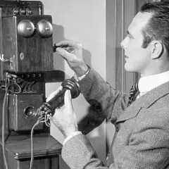 W którym roku Bell wynalazł telefon? Odkryj fascynującą historię tej innowacji