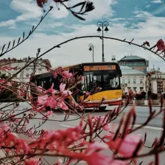 Czy opiekun osoby niepełnosprawnej płaci za bilet w Warszawie? Sprawdź zasady ulg.