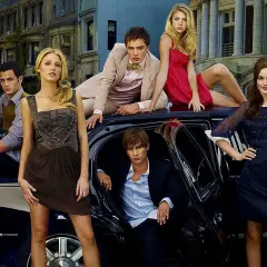 Kim jest Plotkara? Tajemnicza postać z Gossip Girl