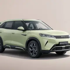 Jasnozielony suv elektryczny 4x4 BYD ATTO 2 prezentuje się nowocześnie.