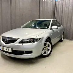 Silver Mazda 6, registreringsskylt XDZ 731. En potentiell Mazda 6 problem kan vara att den behöver nya däck.