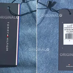 Dwa metki odzieżowe Tommy Hilfiger na niebieskim tle.