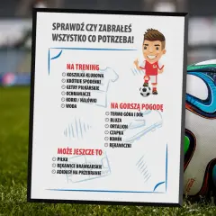Lista rzeczy na trening piłkarski: koszulka, spodenki, getry, ochraniacze, korki, woda. Na gorszą pogodę: termo, bluza, ortalion, czapka, komin, rękawiczki.