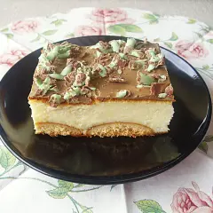 Sernik z miętową czekoladą, lekki jak piórko, na kruchym spodzie.