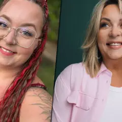 Dwie kobiety, jedna z rudymi warkoczami i okularami, druga z blond włosami w różowej koszuli. Obie uśmiechnięte, jakby każda mama na obrotach znalazła chwilę dla siebie.