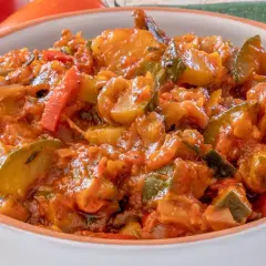 Pyszny bigos z cukinii z pomidorami i papryką, duszony do miękkości.