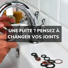 Main d'un bricoleur tenant une clé pour changer un joint de robinet. Des joints neufs sont disposés sur le lavabo.
