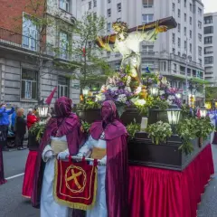 Procesiones Semana Santa Santander: figuras religiosas y nazarenos desfilan por la calle.