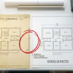 Confronto tra progetto e stato di fatto per accertamento di conformità. Una modifica strutturale non autorizzata è evidenziata.