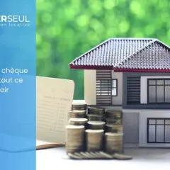 Modèle de maison, pièces de monnaie et chéquier. Illustration pour "Encaisser un chèque de caution : tout ce qu'il faut savoir".