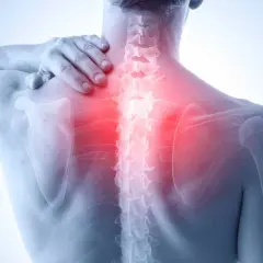 Uomo con mano sulla spalla, evidenziata zona rossa sulla colonna vertebrale, indicando dolore muscolare schiena alta.