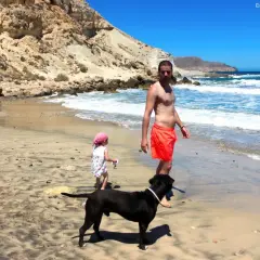 Hombre, niña y perro disfrutan de un día en las playas para perros en Cabo de Gata.