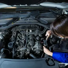 Mechanik naprawia silnik, który nie ma mocy i szarpie.