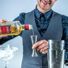 Barman nalewa Olmeca Tequila Gold do shakera. Z czego jest tequila? Z agawy!