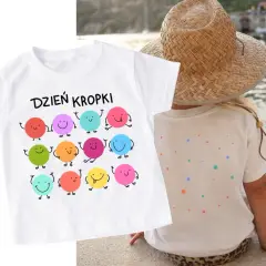 Biała koszulka z napisem "Dzień Kropki" i wesołymi, kolorowymi kropkami. Idealna na świętowanie tego dnia w stylu DIY!