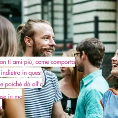 Un uomo ferito in amore, come si comporta? Un gruppo di amici ride, forse lui cerca di nascondere il suo dolore.