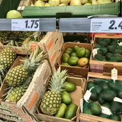 Ananasy, mango i awokado na sprzedaż. Ceny owoców na Malcie pokazują, że koszty życia mogą być różne.