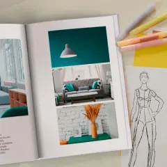 Otwarta księga z inspiracjami: projekt wnętrz i szkice modowe. To moje portfolio kreatywności.