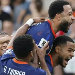 Memphis Depay świętuje bramkę z kolegami z drużyny. Jego obecne drużyny to FC Barcelona i reprezentacja Holandii.