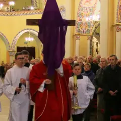 O której jest msza w wielki piątek? Sprawdź godziny liturgii