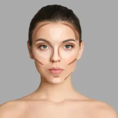 Modelka pokazuje, gdzie nakładać bronzer i rozświetlacz, by wymodelować twarz. Linie na policzkach, czole i nosie.