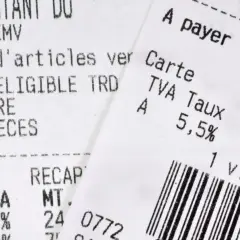 Détail d'un ticket de caisse supermarché : TVA à 5,5%, montant TTC 24,58, code TVA, et un code-barres.