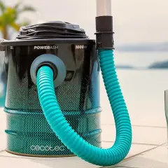 Aspirateur à cendres avec tuyau bleu et embout argenté, près d'une piscine.