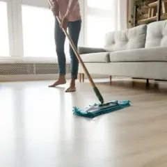 Jaki mop polecacie? Wybierz idealny do paneli, płytek, drewna!